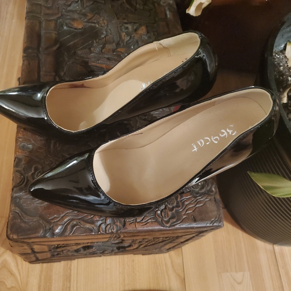 Black Pumps by 369cat